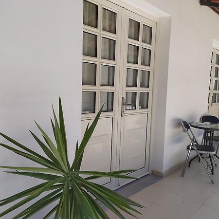 Retzos Rooms Himare Esterno foto