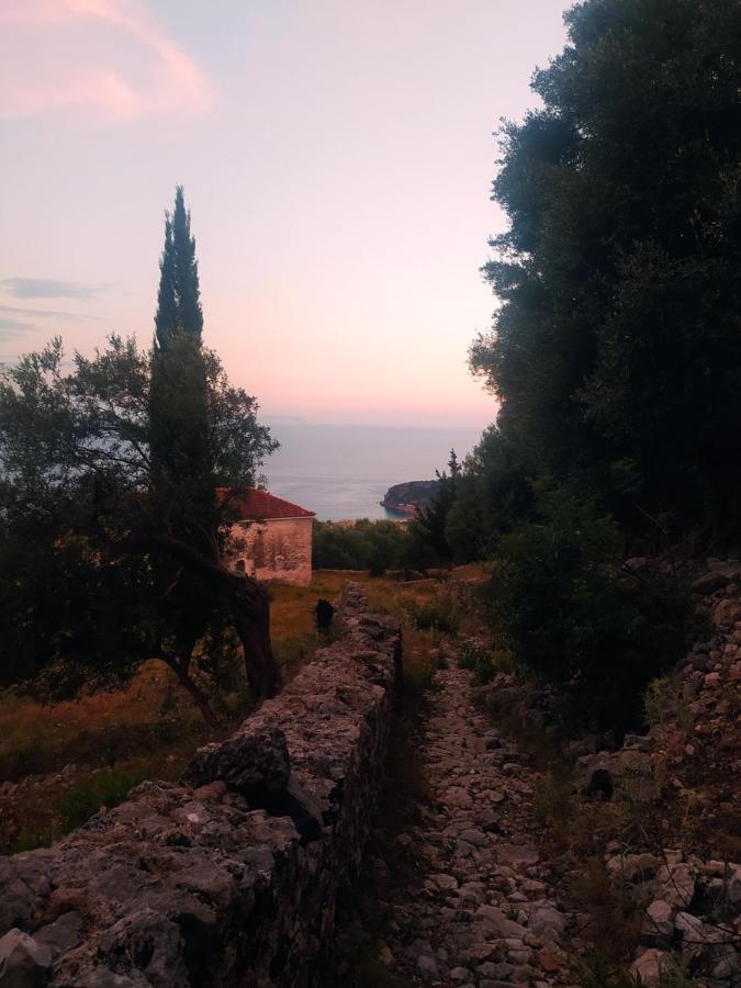 Retzos Rooms Himare Esterno foto