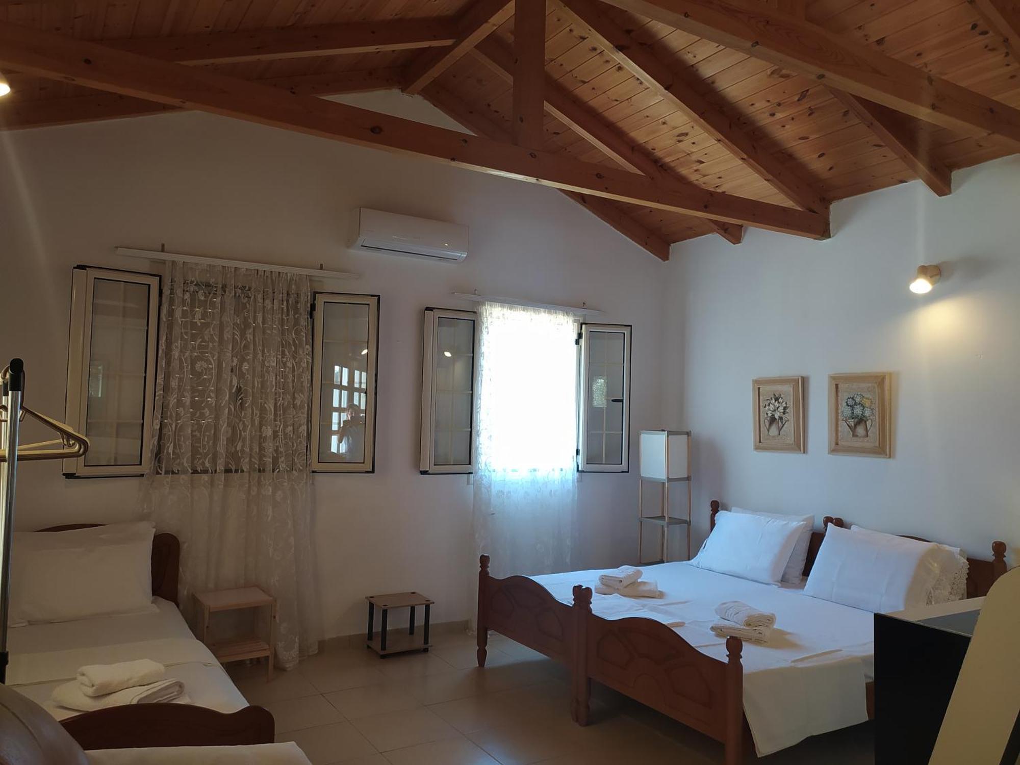 Retzos Rooms Himare Esterno foto