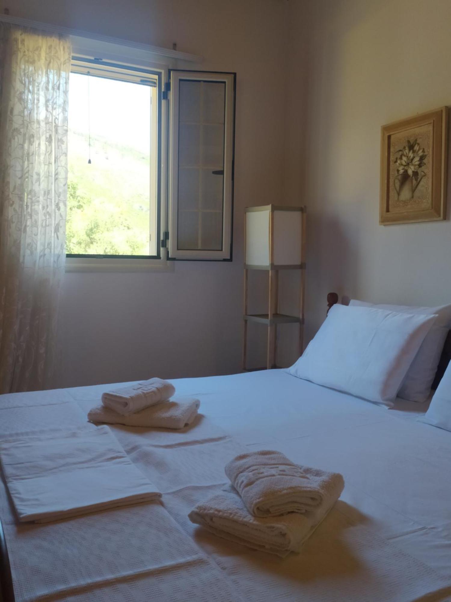 Retzos Rooms Himare Esterno foto