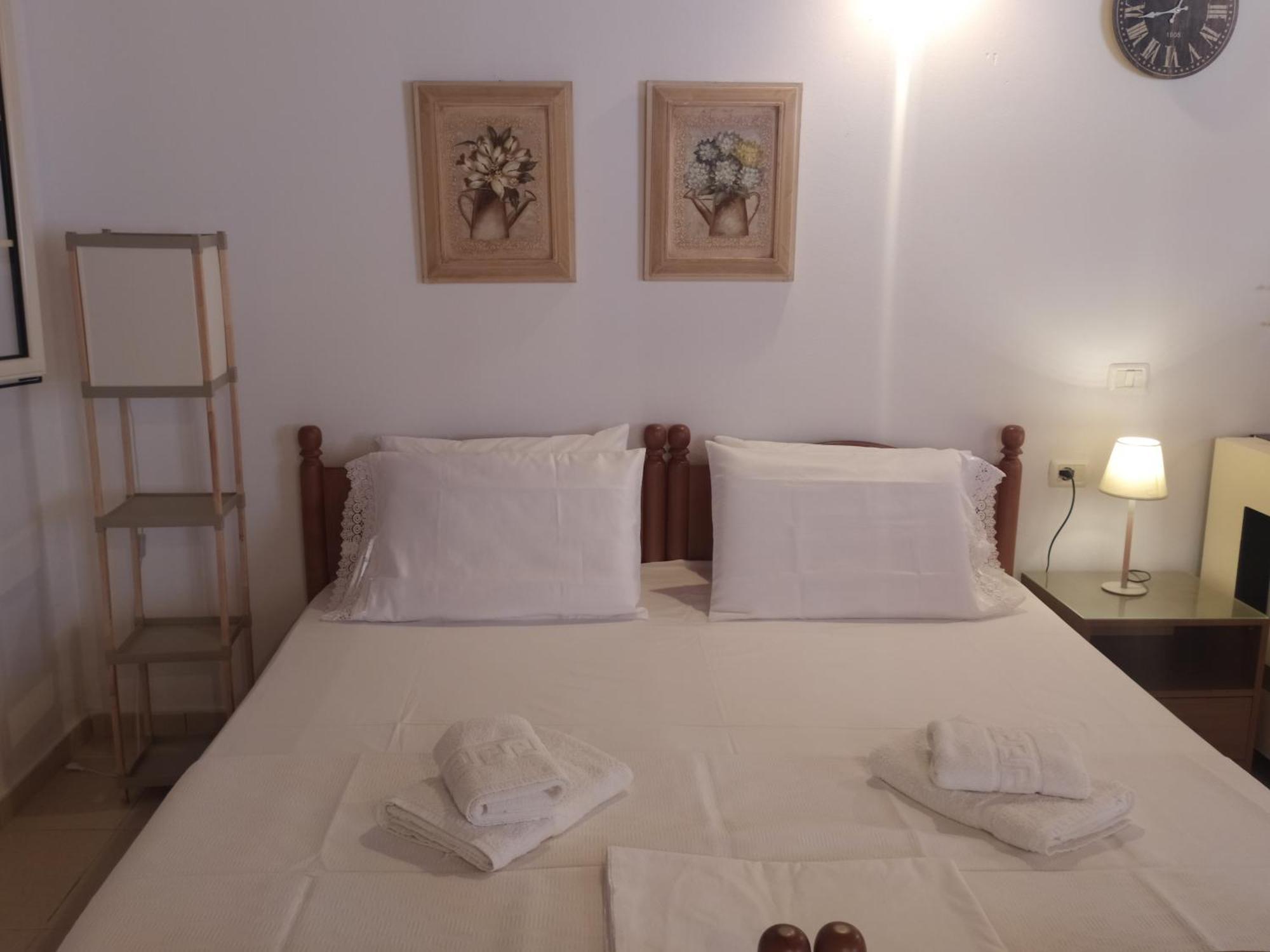 Retzos Rooms Himare Esterno foto