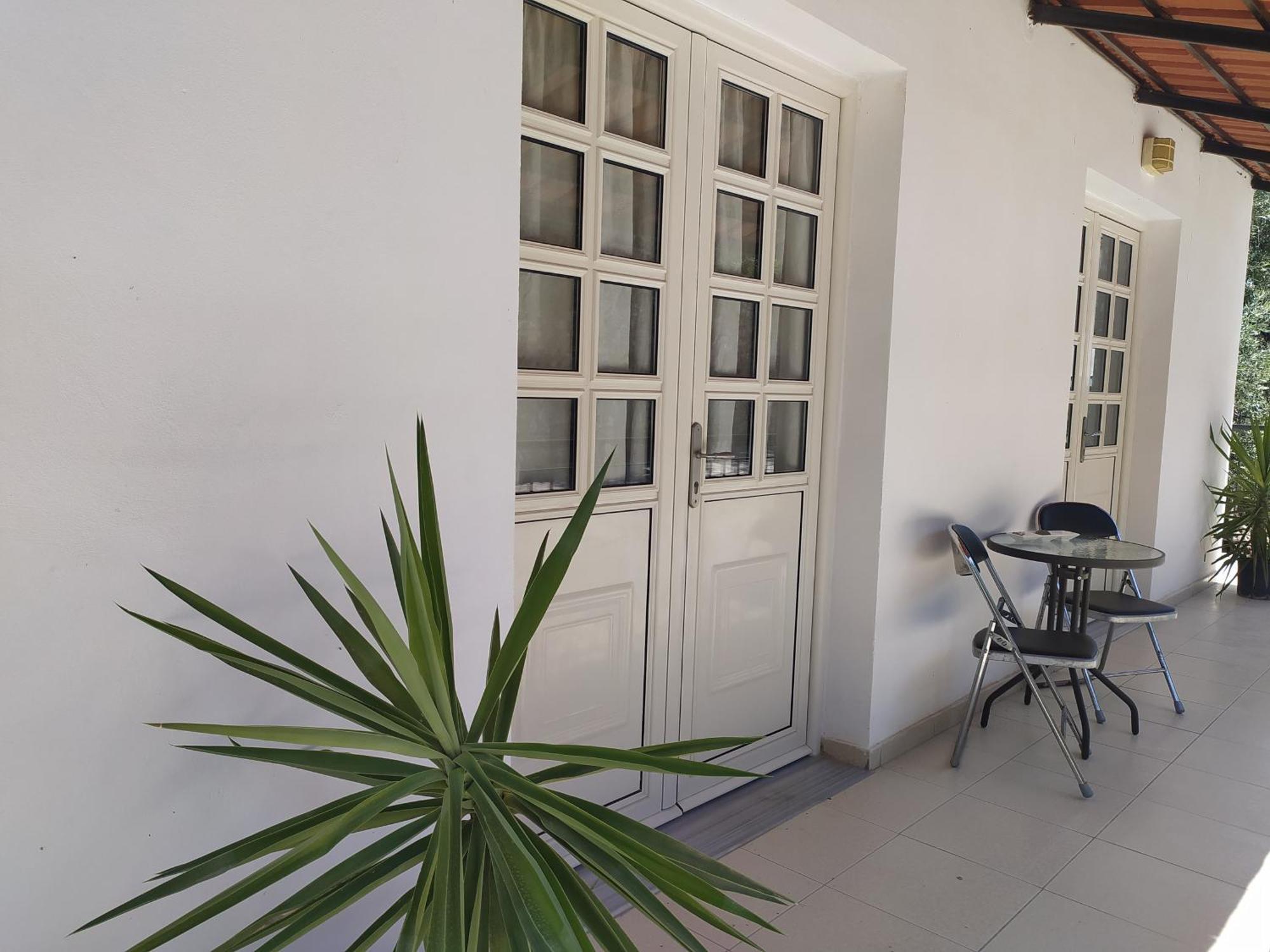 Retzos Rooms Himare Esterno foto