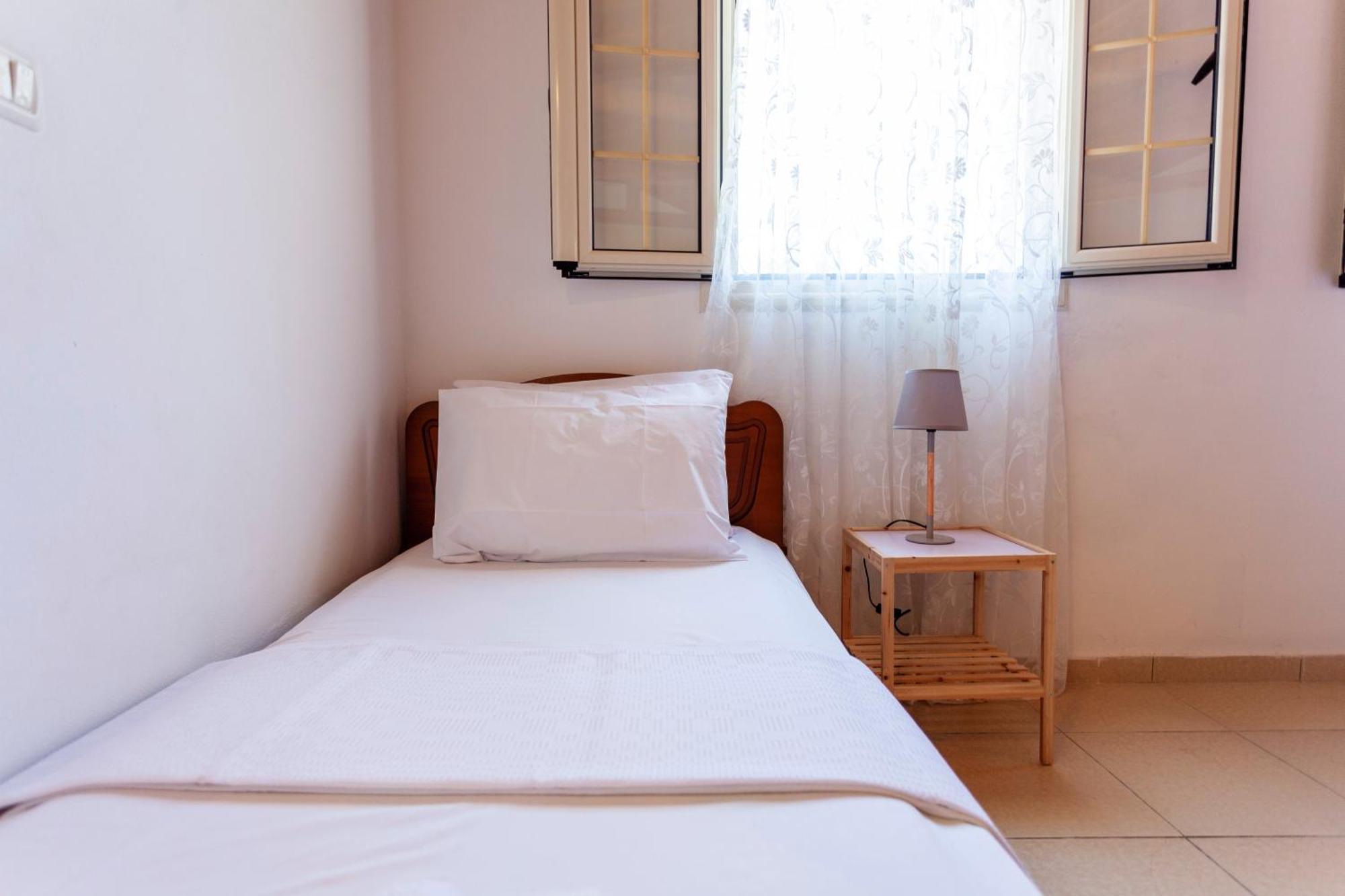 Retzos Rooms Himare Esterno foto