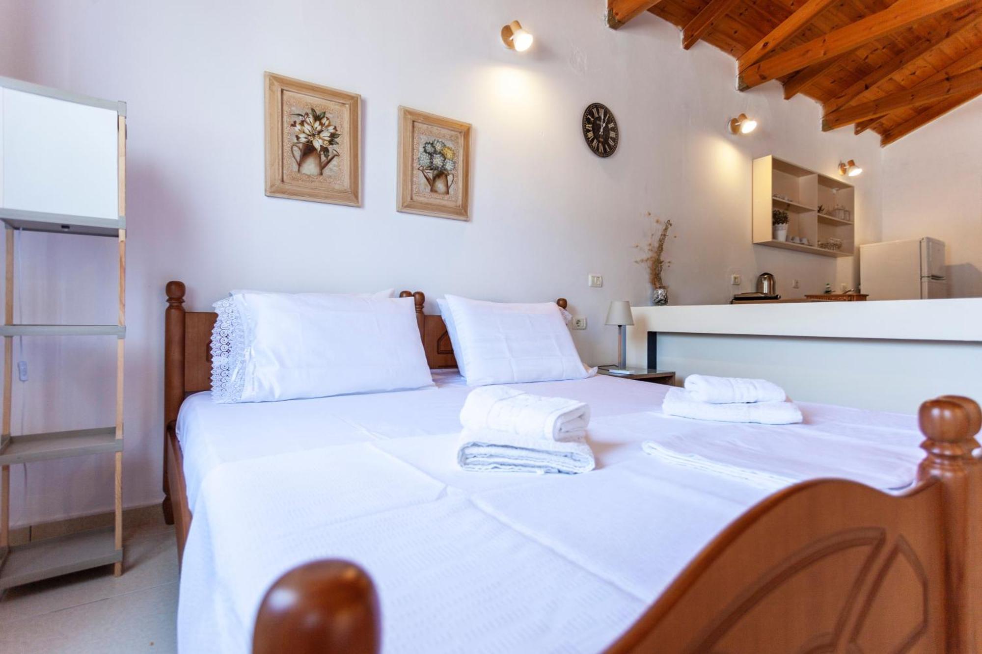 Retzos Rooms Himare Esterno foto